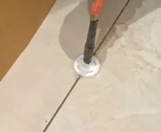 荥经瓷砖空鼓维修公司专业解答瓷砖在铺贴过程中，如果没有涂抹均匀到位的粘结材料（如水泥砂浆或瓷砖胶），可能会导致以下问题