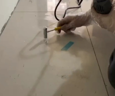 荥经瓷砖开裂维修公司专业分享瓷砖在铺贴前如果没有沥干水分，将会导致以下问题