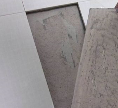 荥经瓷砖空鼓维修公司分享瓷砖铺贴时如果打浆（即涂抹在瓷砖背面和基层上的砂浆或瓷砖胶）过少，会带来以下问题